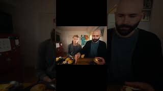 жертвуя сном, владимир репин жарил хлеб и играл просыпающегося эмобоя