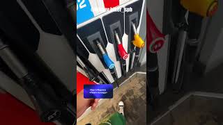 Мужчина заправлял авто и заметил странную наклейку на пистолете другого цвета.