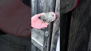 Наденьте банку на замок и вот зачем!#shorts#lifehack #like
