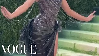 Sabrina Carpenter Says "Hi" to Fans at the Met Gala